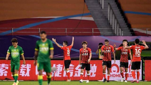 德甲法兰克福补时争议任意球绝杀狼堡终结四连胜登顶引热议